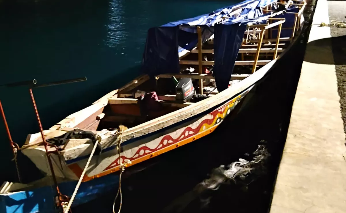 Cayuco que llegó a la isla de El Hierro. / SALVAMENTO MARÍTIMO 