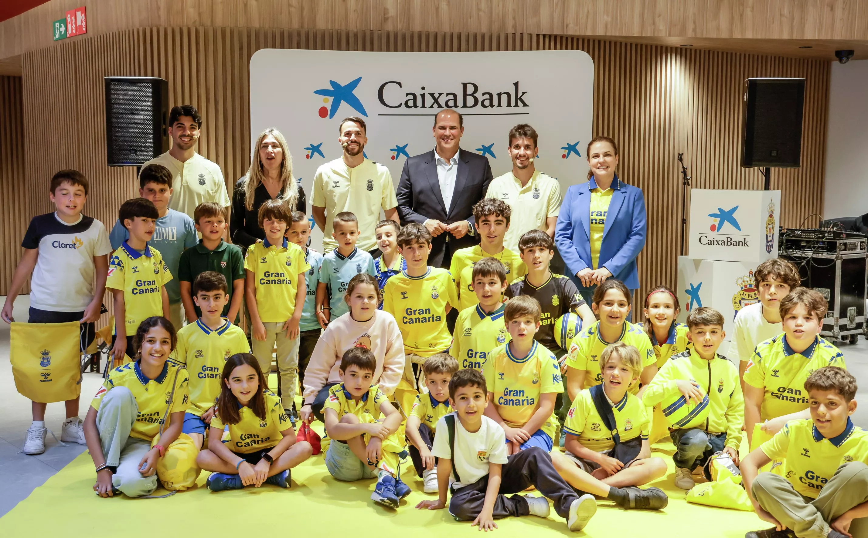CaixaBank celebra un encuentro con jugadores de la UD Las Palmas en Gran Canaria. AH