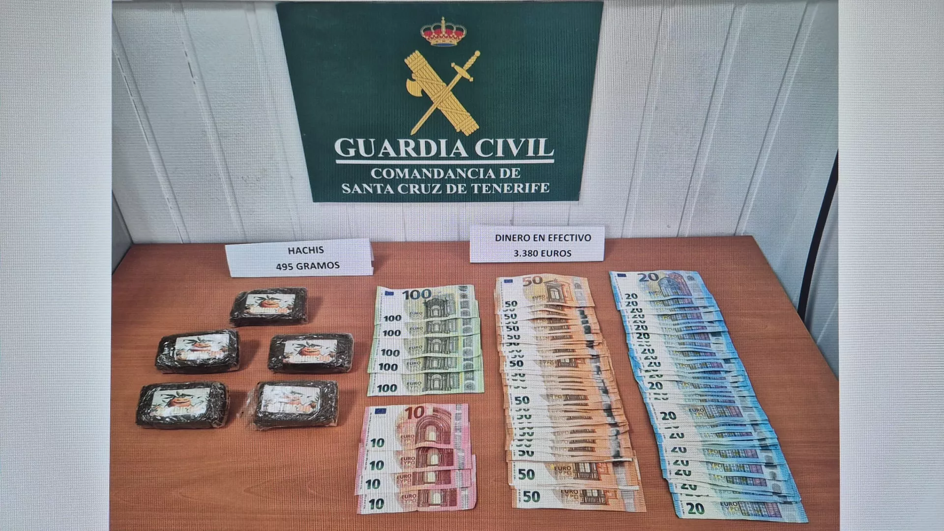 Droga y dinero en efectivo incautado a un hombre en La Palma. / GUARDIA CIVIL