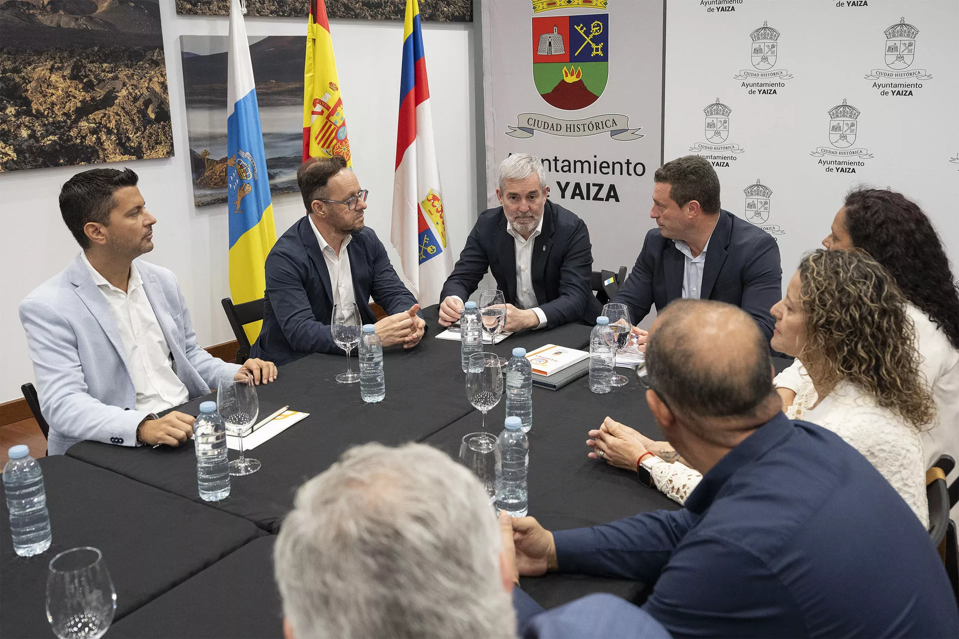 El presidente del Gobierno de Canarias, Fernando Clavijo, visitó este jueves el municipio de Yaiza, donde se reunió con su alcalde, Óscar Noda, para conocer los proyectos en marcha en su territorio y sus demandas más inmediatas. / ADRIEL PERDOMO-EFE
