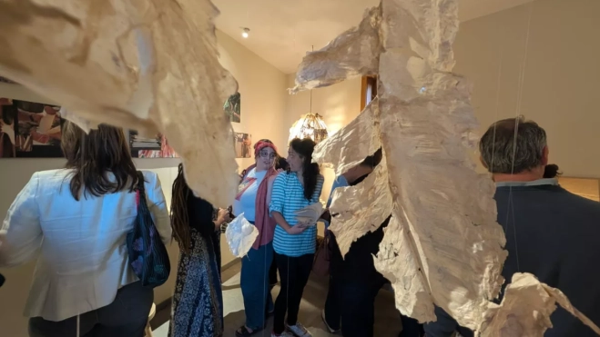 Giuliana Conte, en el cetro de la imagen, entre los papeles de una de sus piezas. / AH