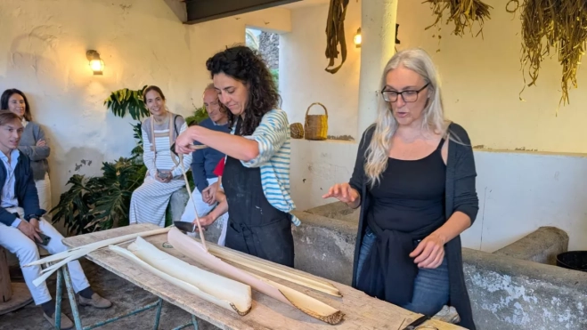 Giuliana Conte y Pilar Ureña extraen las fibras de una platanera. / AH