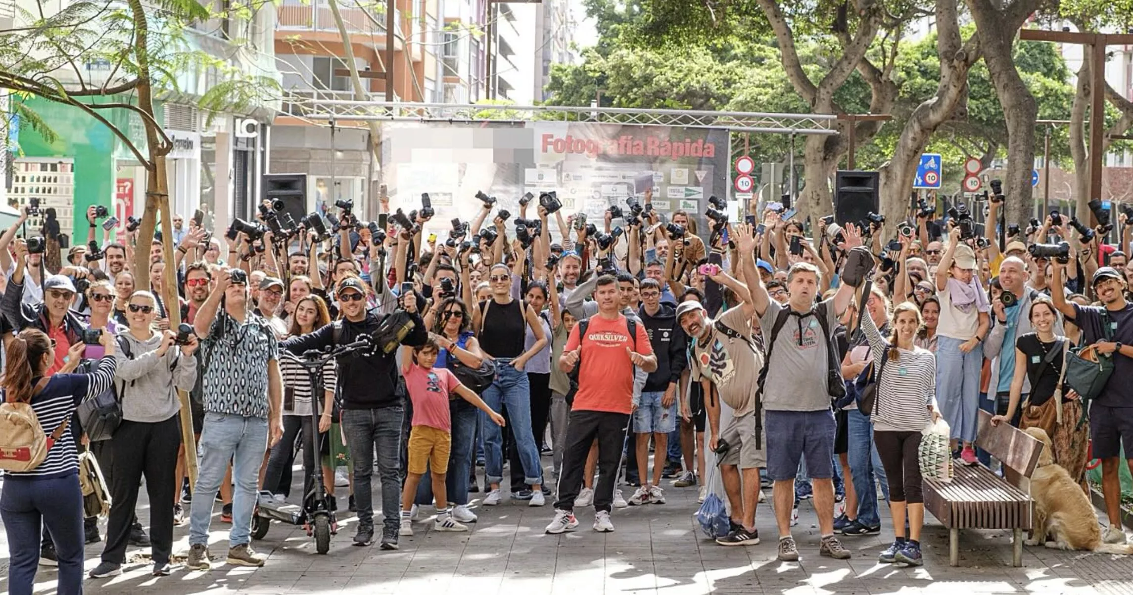 El XX Concurso de Fotografía Rápida de Mesa y López reúne a más de 200 participantes este sábado. AH