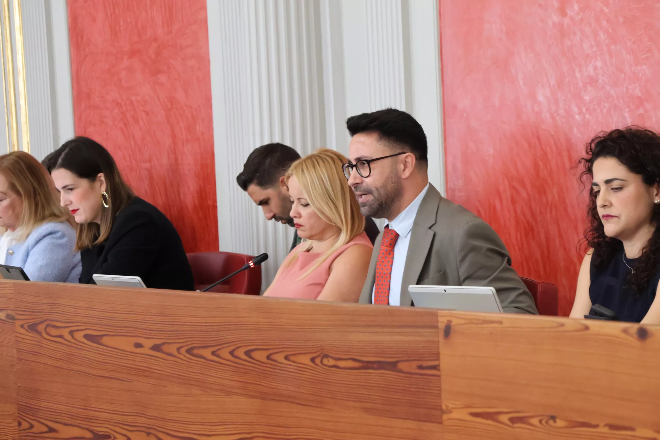 El concejal de Higiene Urbana, Héctor Alemán, durante el pleno del mes de abril. AH