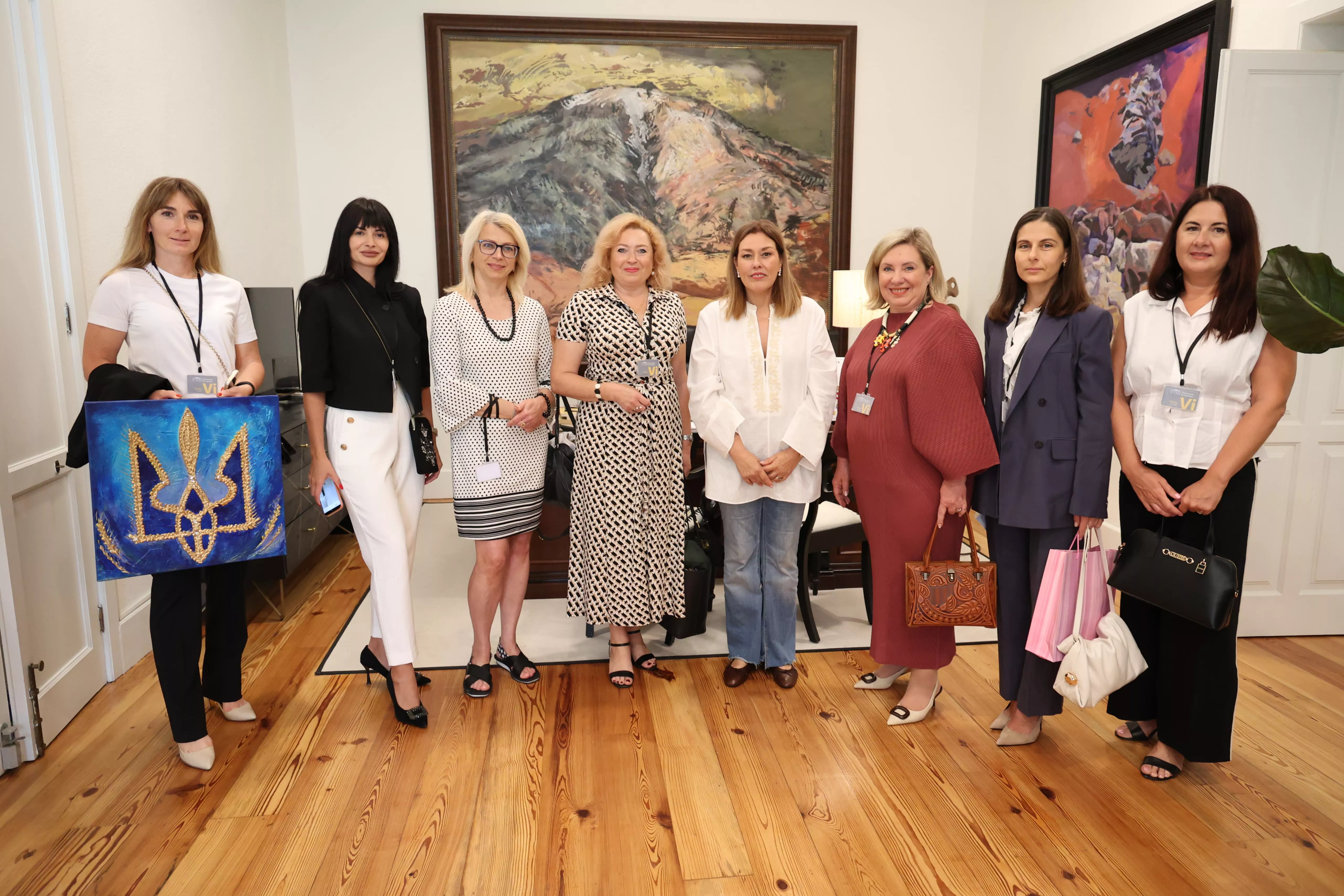 Las mujeres ucranianas en Canarias trasladan su situación a Astrid Pérez. AH