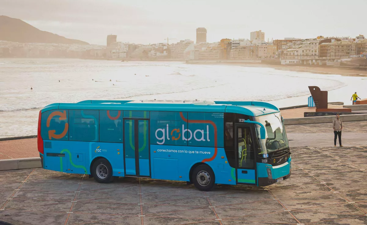 Una guagua de Global en Las Canteras / GLOBAL
