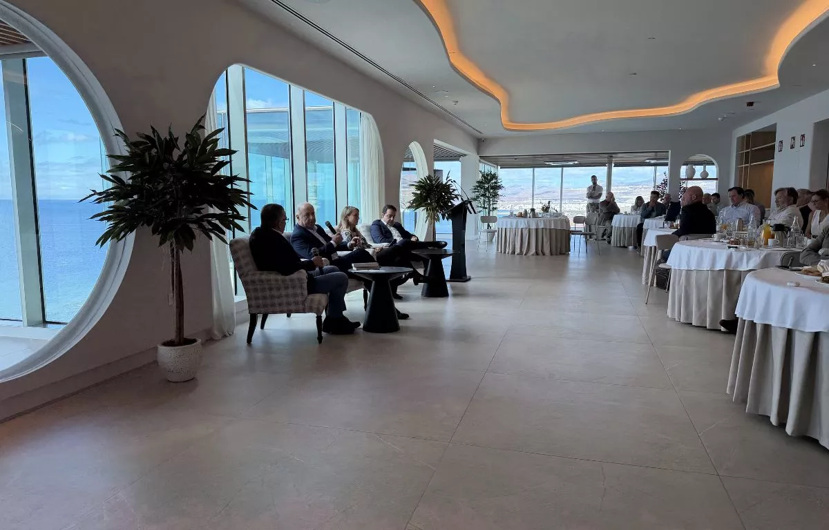 De izquierda a derecha, Antonio Salazar; Pedro Ortega, Ángela de Miguel y José Valle se dirigen a los asistentes. AH