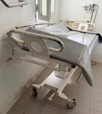 Camilla hidráulica en un hospital del IASS./ CEDIDA