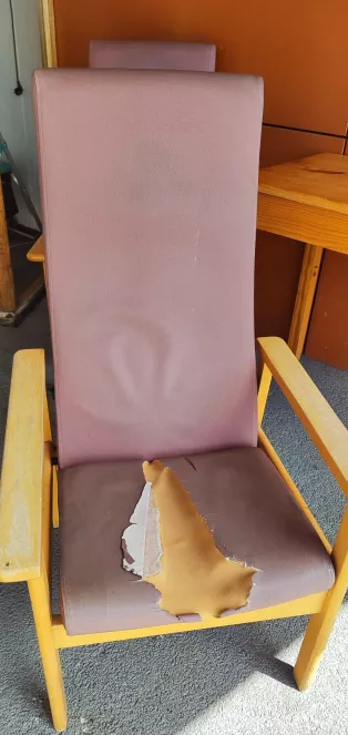 Silla rajada en un hospital del IASS./ CEDIDA