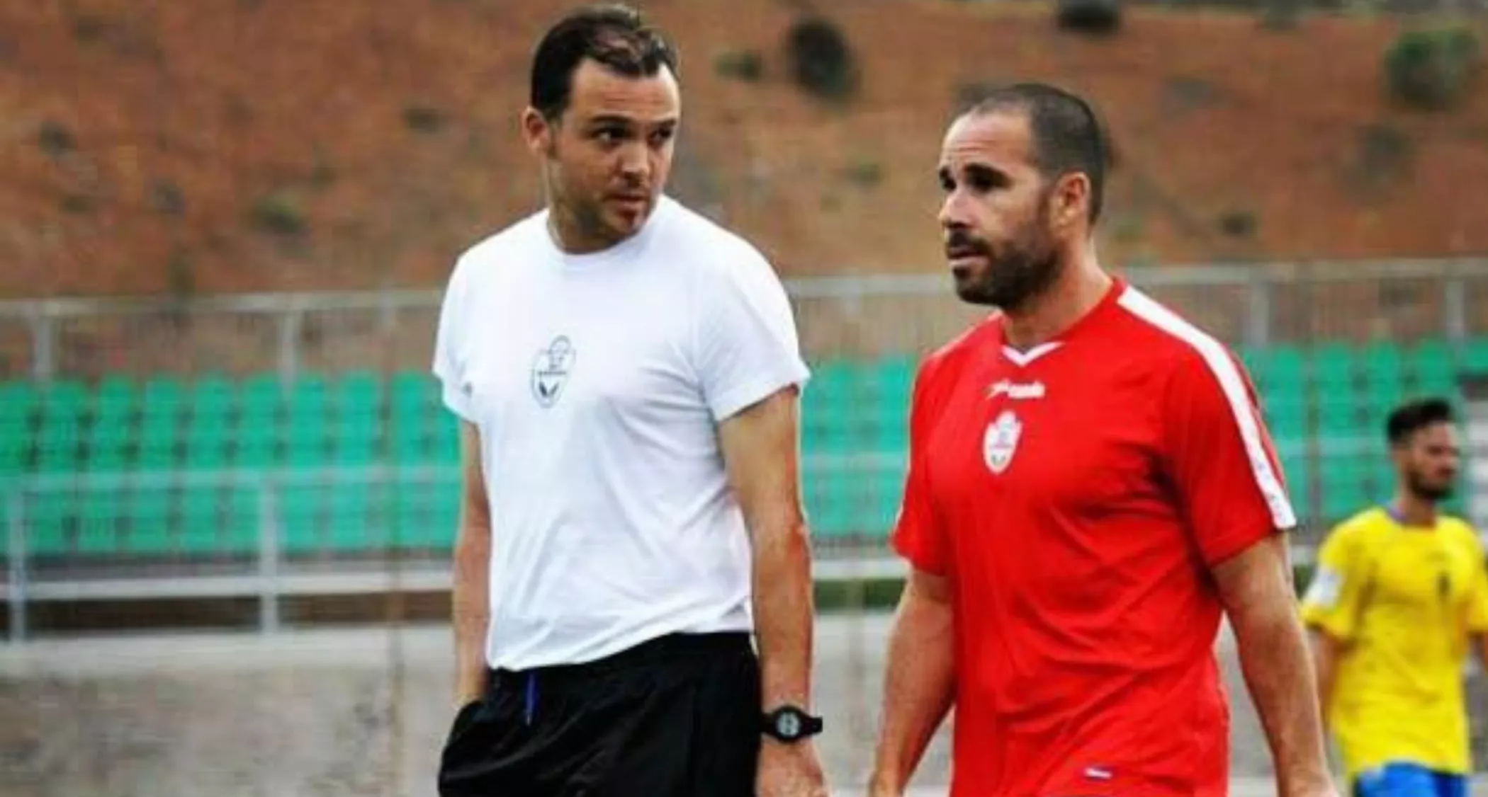 Ángel Sánchez, a la izquierda, dialoga con Älex Castro. / UDLASPALMAS