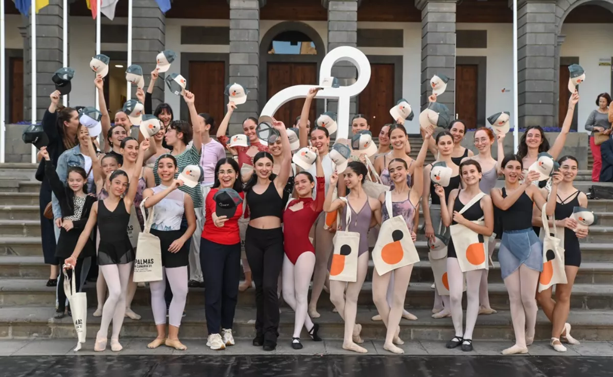 Foto de familia con las bailarinas en la plaza de Santa Ana. / AYUNTAMIENTO DE LAS PALMAS DE GRAN CANARIA