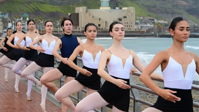 La megabarra de bailarines, en Las Canteras, con el Auditorio Alfredo Kraus detrás. / AYUNTAMIENTO DE LAS PALMAS DE GRAN CANARIA