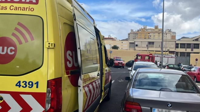 Otro momento de la intervención del SUC y de los bomberos en el edificio incendiado de Santa Cruz. / 112