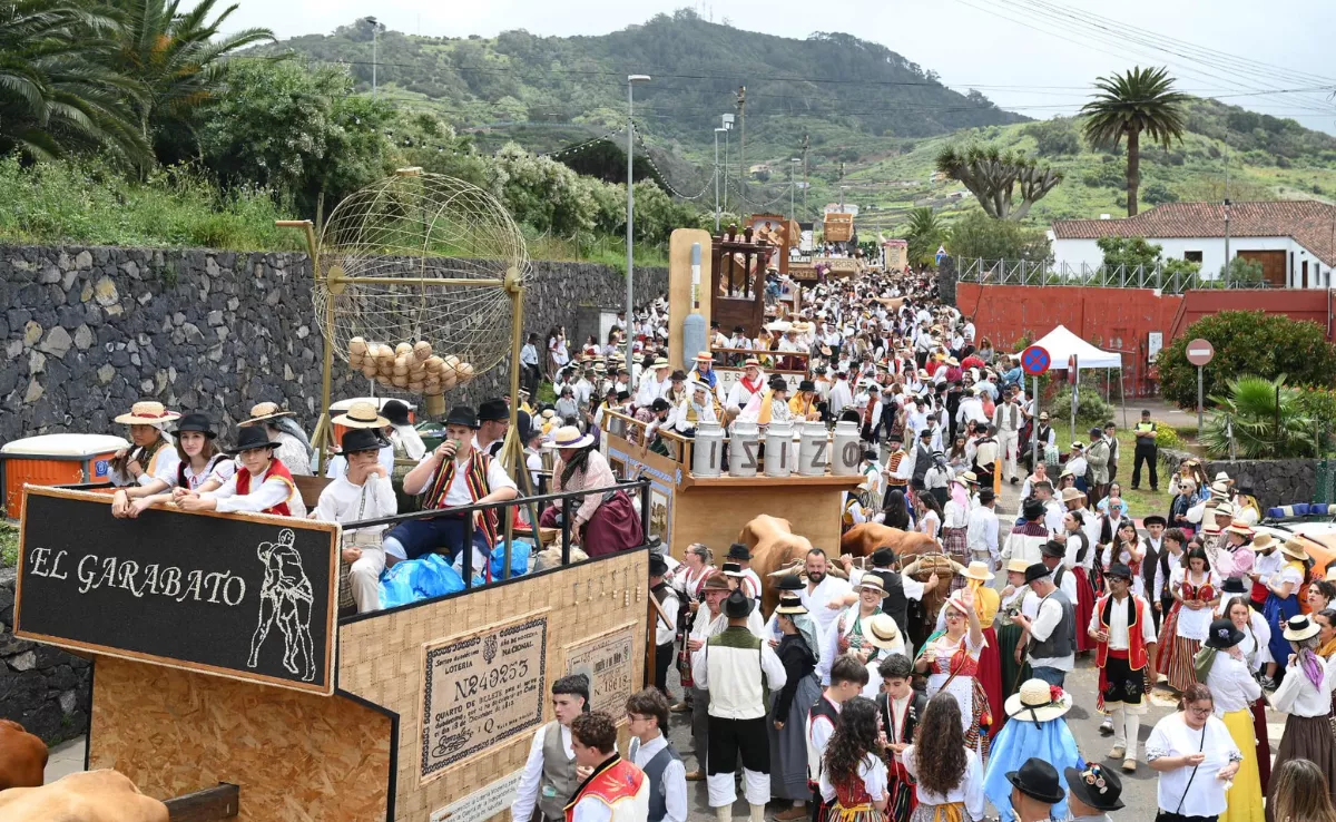 La multitud de romeros toma las calles de Tegueste. / AH