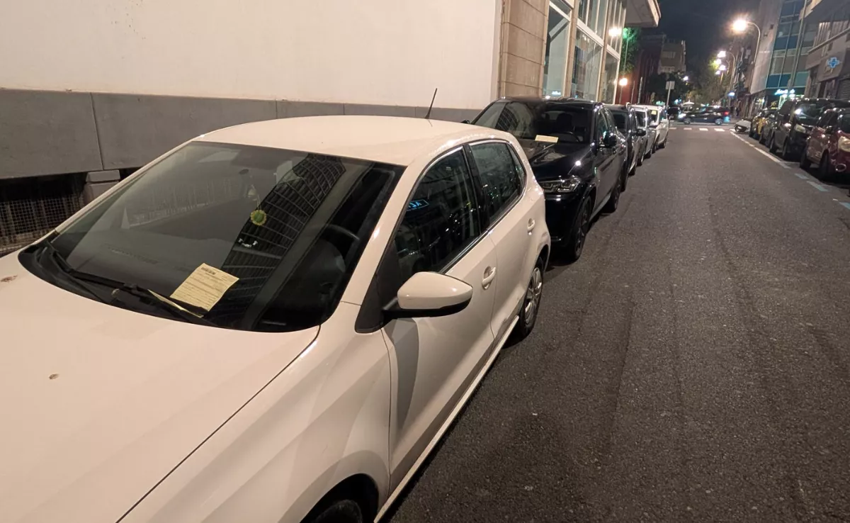 La fila de coches multados por aparcar sobre la acera en Ruiz de Alza, una de las principales calles comerciales de Las Palmas de Gran Canaria. / AH