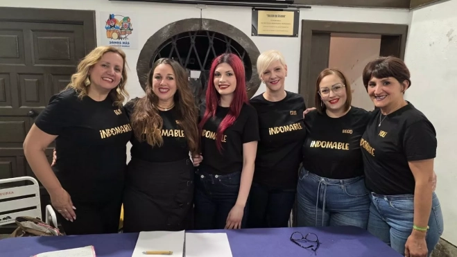  Sari Martín, directora de la murga Indomables, junto a sus compañeras. / CEDIDA