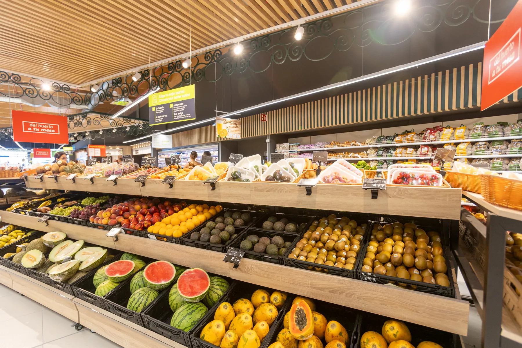 Establecimiento de Hiperdino en el  parque comercial Adeje Shopping. CEDIDA