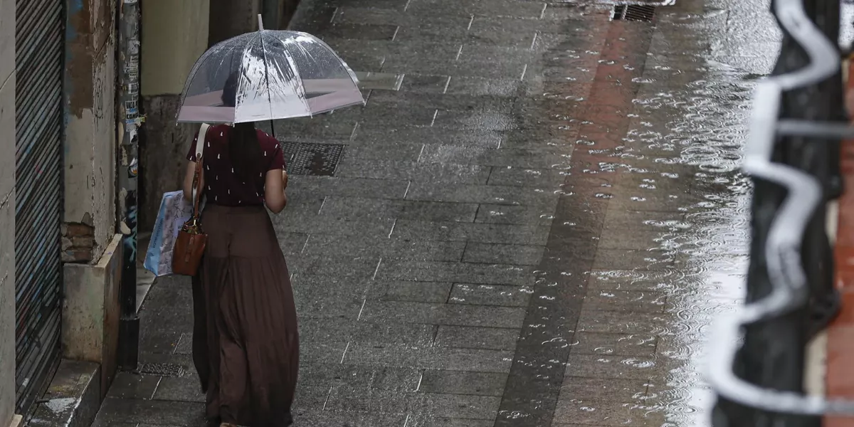 Imagen de una persona caminando bajo la lluvia / EFE