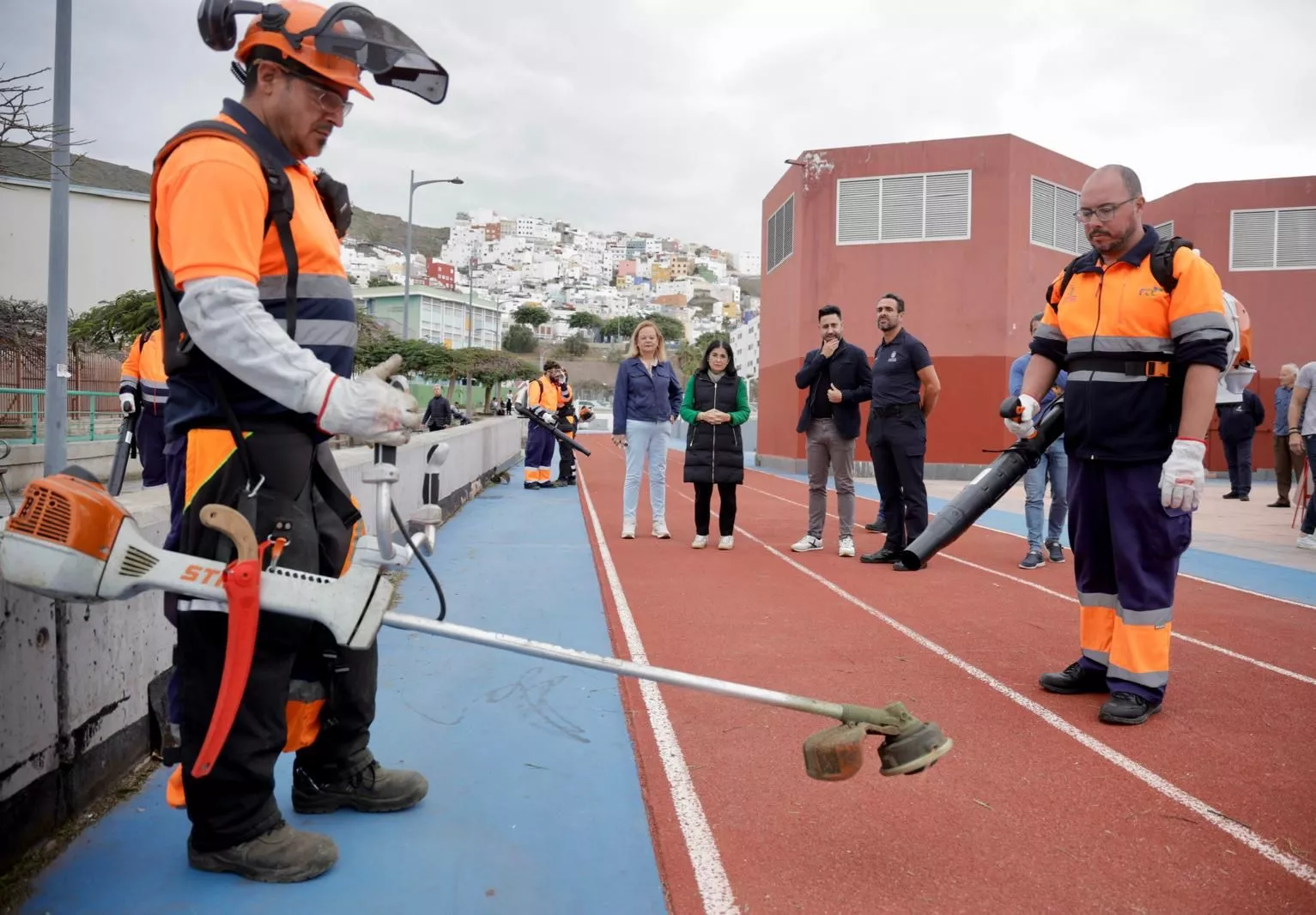 El Ayuntamiento refuerza las labores de desbroce en la ciudad con nuevos medios y más personal. AH