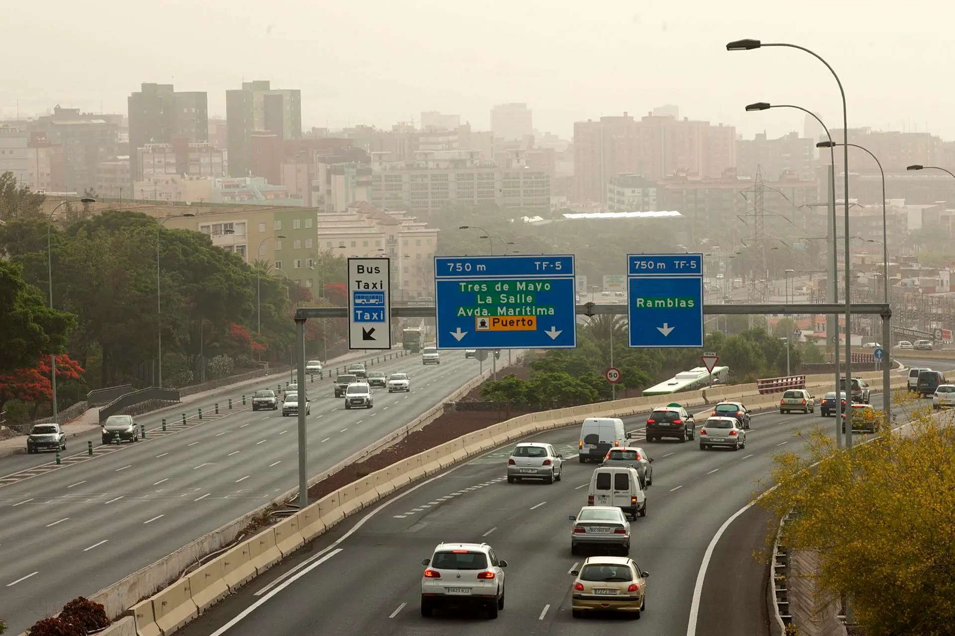 Imagen de la TF-5 en la entrada a Santa Cruz de Tenerife. / EFE - RAMÓN DE LA ROCHA