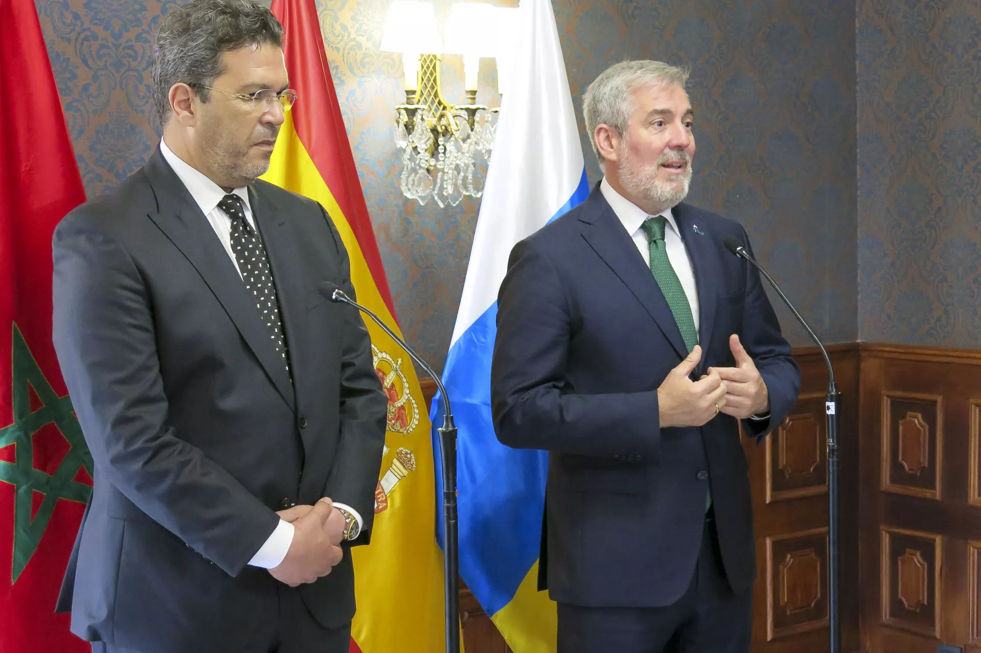  El presidente del Gobierno de Canarias, Fernando Clavijo (CC), con el presidente de la región marroquí de Souss-Massa, Karim Achengli (i)./ EFE