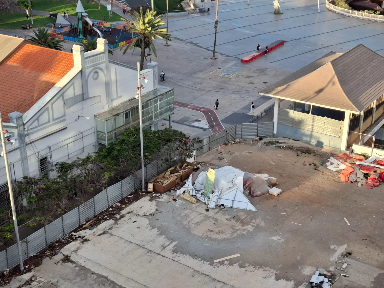 Abandono de parte de la decoración del Carnaval de Las Palmas de Gran Canaria. PP LPGC