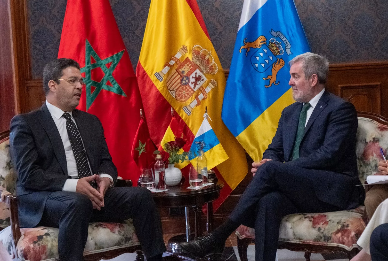 El presidente del Gobierno de Canarias, Fernando Clavijo, con el presidente de la región marroquí de Souss-Massa, Karim Achengli. / GOBIERNO DE CANARIAS