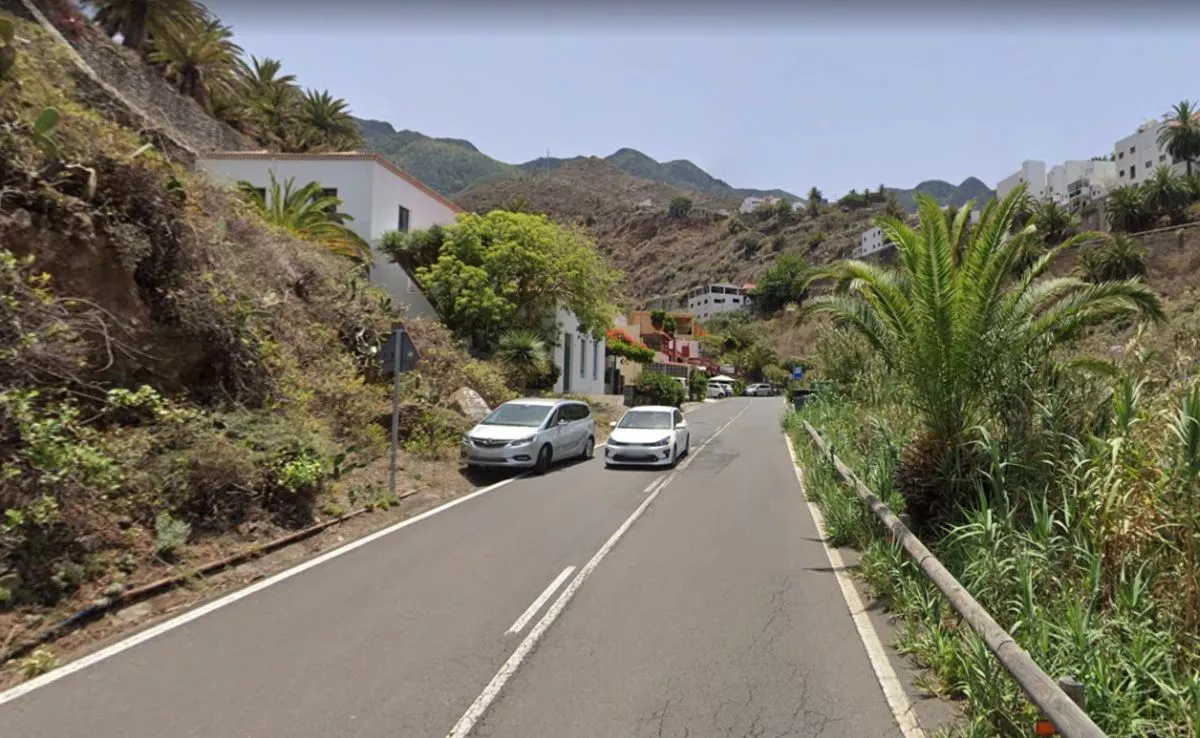 Carretera de Taganana a su paso por delante del centro de salud|REDES