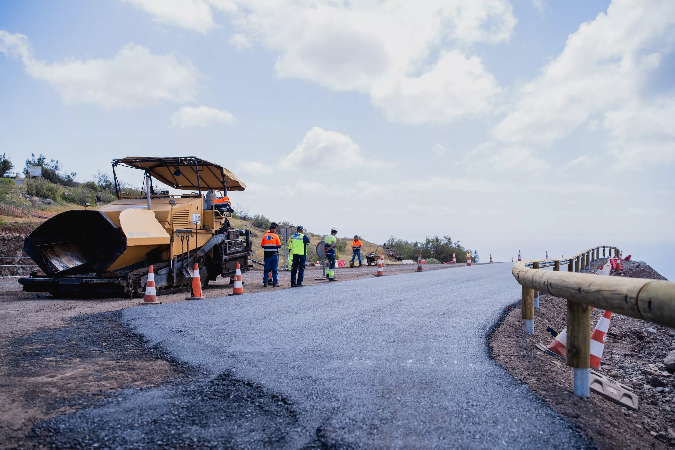 Asfaltado del tramo de La Roseta, en la carretera Paredes–Alajeró–Aeropuerto de La Gomera. / GOBIERNO DE CANARIAS
