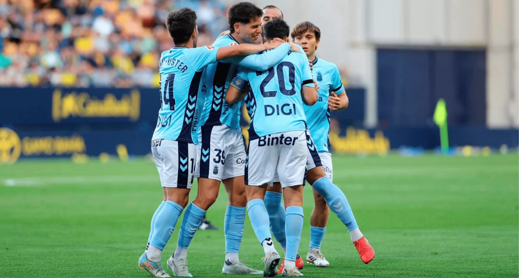 Kirian recibe el abrazo de Fuster, Pedrola, Jesé y Amatucci tras marcar el 1-1. / @UDLP_OFICIAL