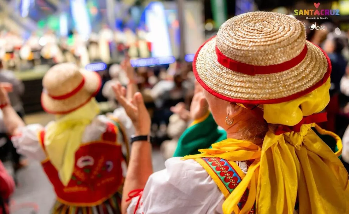 Imagen de una persona disfrutando de las Fiestas de Mayo / AYUNTAMIENTO DE SANTA CRUZ DE TENERIFE