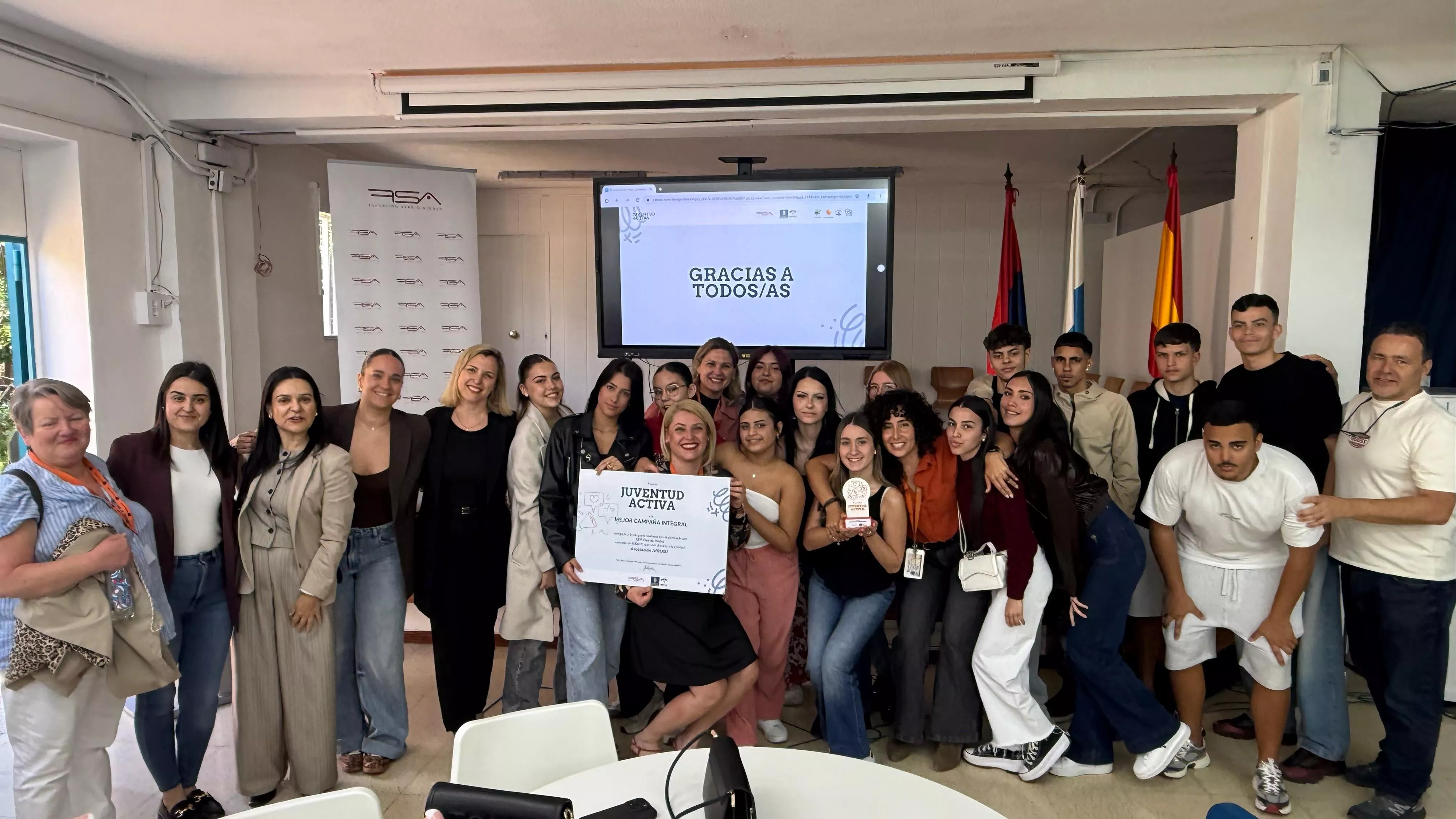 Foto de familia con la Fundación Sergio Alonso y el CIFP Cruz de Piedra haciendo entrega del primer premio a la Asociación Aflora. AH