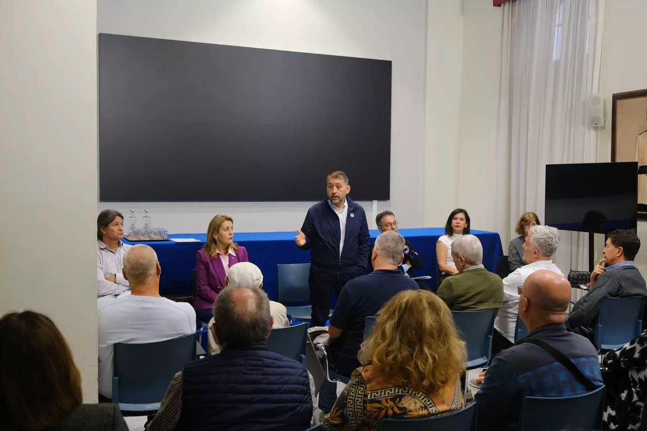 Reunión sobre la Zona Urban entre el ayuntamiento con los vecinos del centro. / AYUNTAMIENTO DE SANTA CRUZ DE TENERIFE