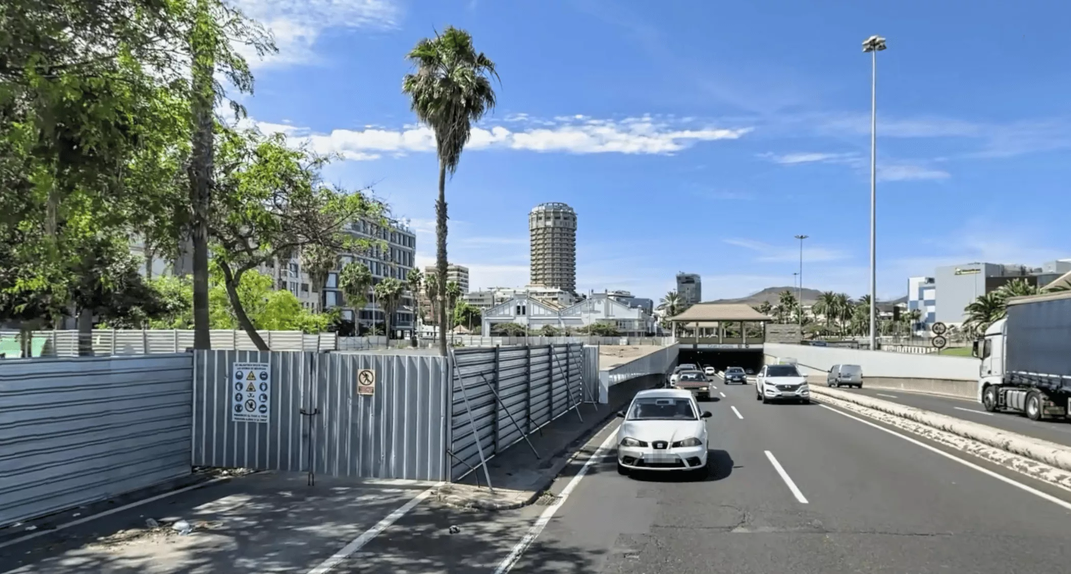 Luz verde a la reapertura de Nicolás Estévanez hacia la Avenida Marítima tras cuatro años cerrada. En la imagen, la vía tapada por vallas. / AH