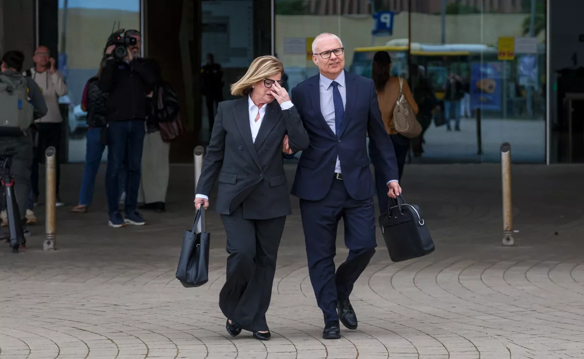 La exconcejala Inmaculada Medina, a su salida de la Ciudad de la Justicia junto a su abogado, José Ángel Cruz Matías. EFE / Ángel Medina G.