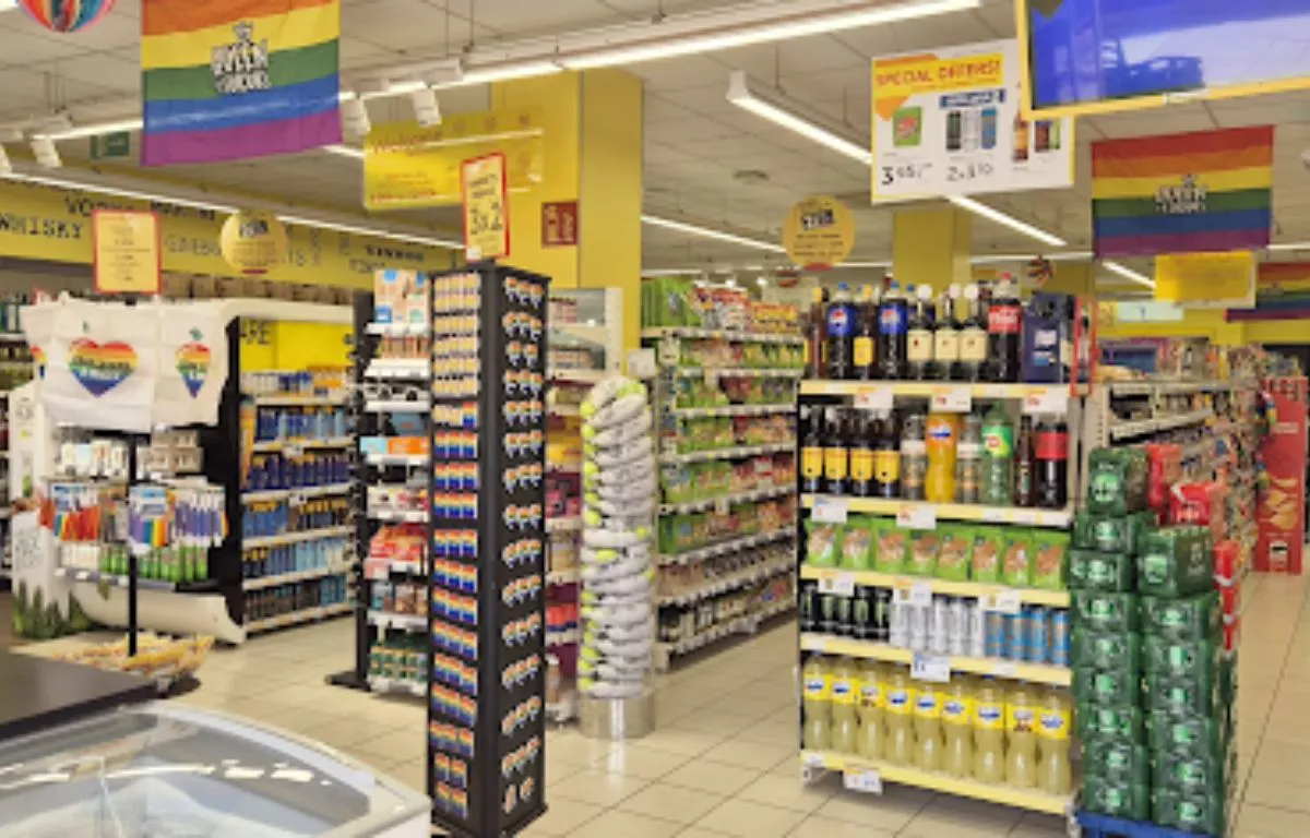 HiperDino se suma al Maspalomas Pride con tiendas tematizadas y productos arcoíris. AH