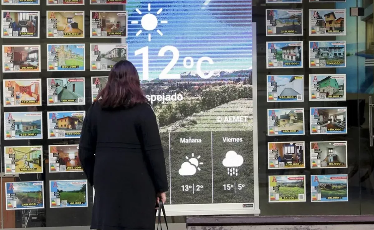 Imagen de una joven mirando carteles de viviendas en venta / EFE