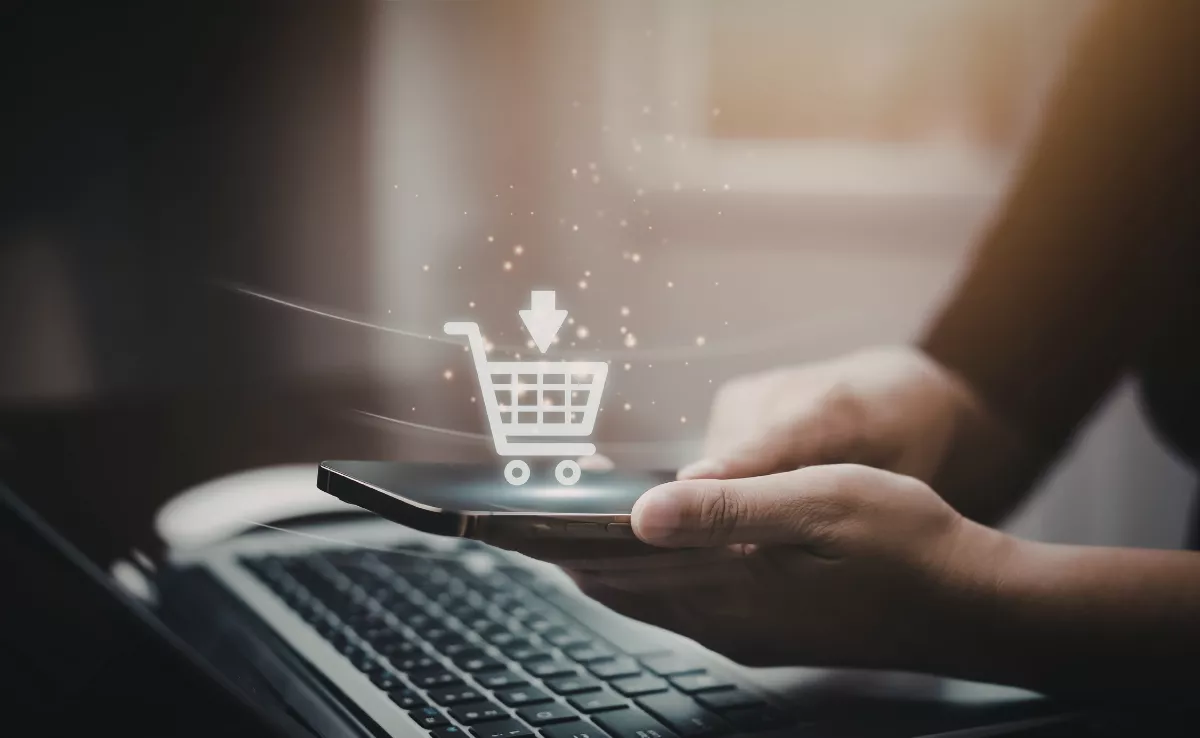 Imagen de una persona realizando una compra online / CANVA