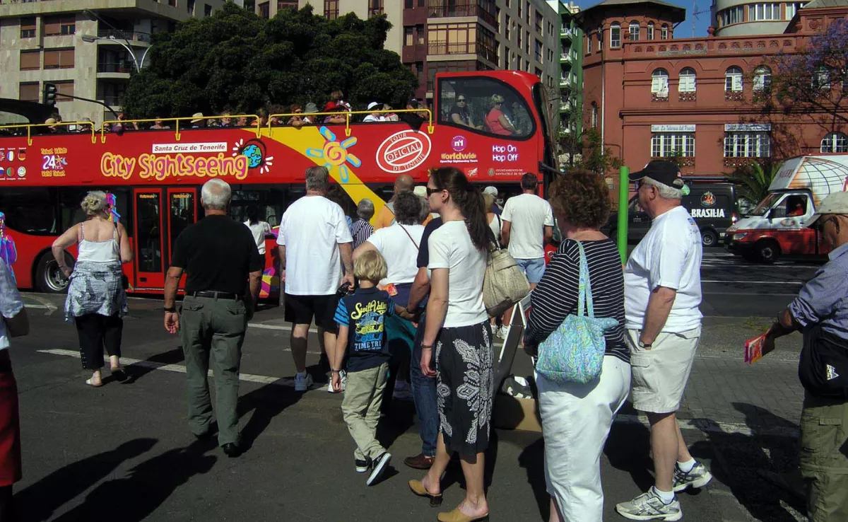 Imagen de un grupo de personas en la guagua turística / AYUNTAMIENTO DE SANTA CRUZ DE TENERIFE