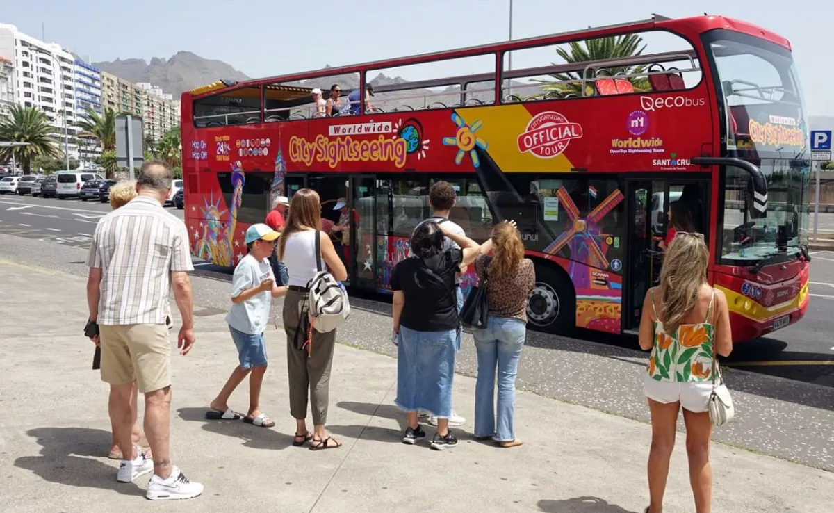 Gente esperando la guagua turística / AYUNTAMIENTO DE SANTA CRUZ DE TENERIFE