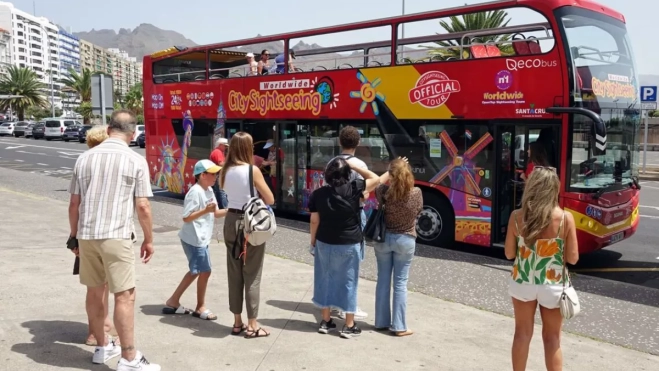 Gente esperando la guagua turística / AYUNTAMIENTO DE SANTA CRUZ DE TENERIFE