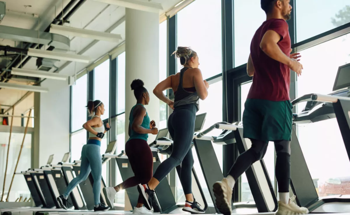 Personas en una cinta de correr de un gimnasio / AH