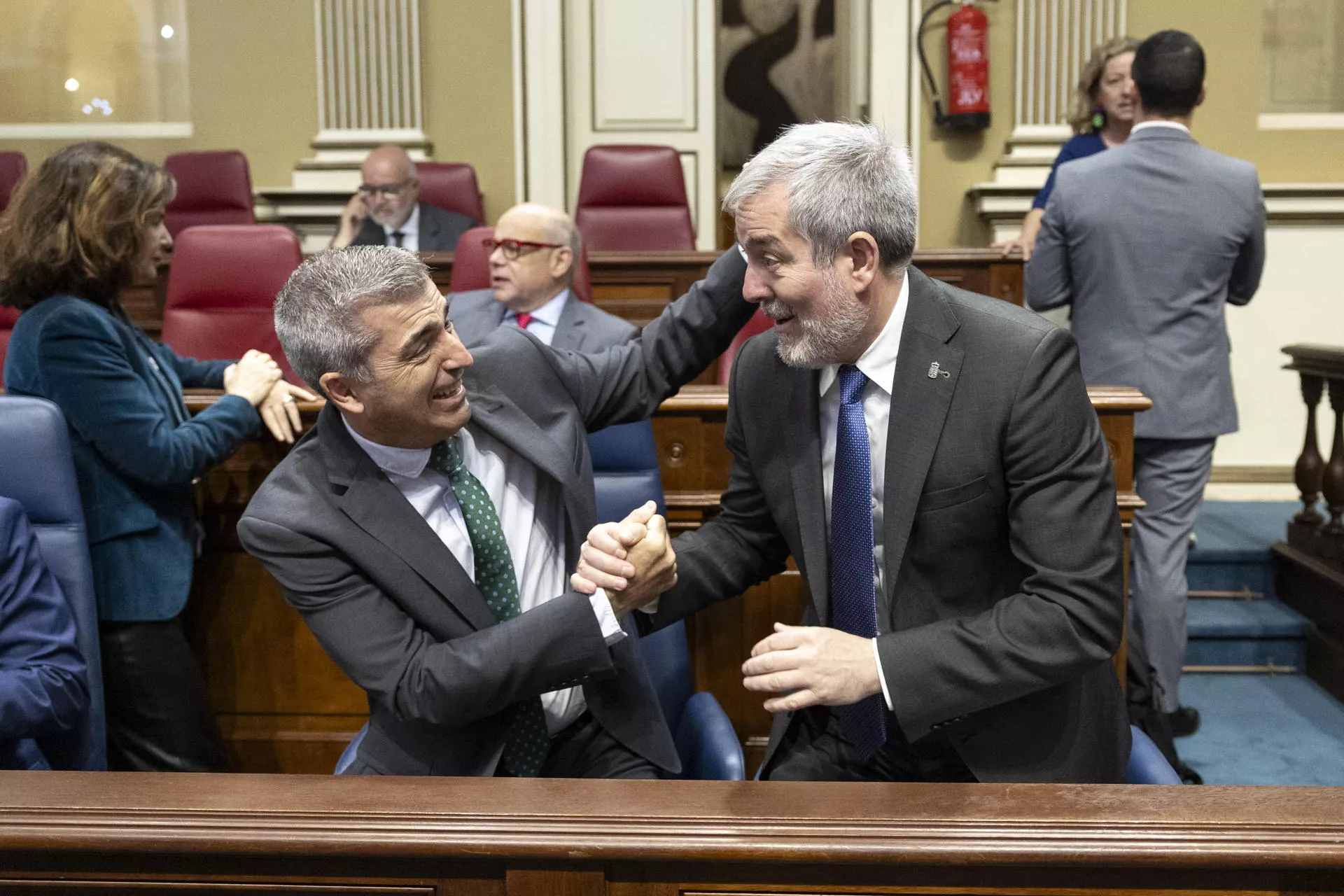 El presidente y el vicepresidente del Gobierno de Canarias, Fernando Clavijo (d) y Manuel Domínguez (i), durante la celebración del pleno del Parlamento de Canarias este martes en Santa Cruz de Tenerife. EFE/ Miguel Barreto