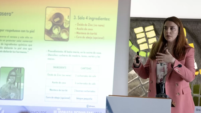 La farmacéutica M. Paz Pellús García, durante su ponencia en las III Jornadas de Dermofarmacia / CEDIDA