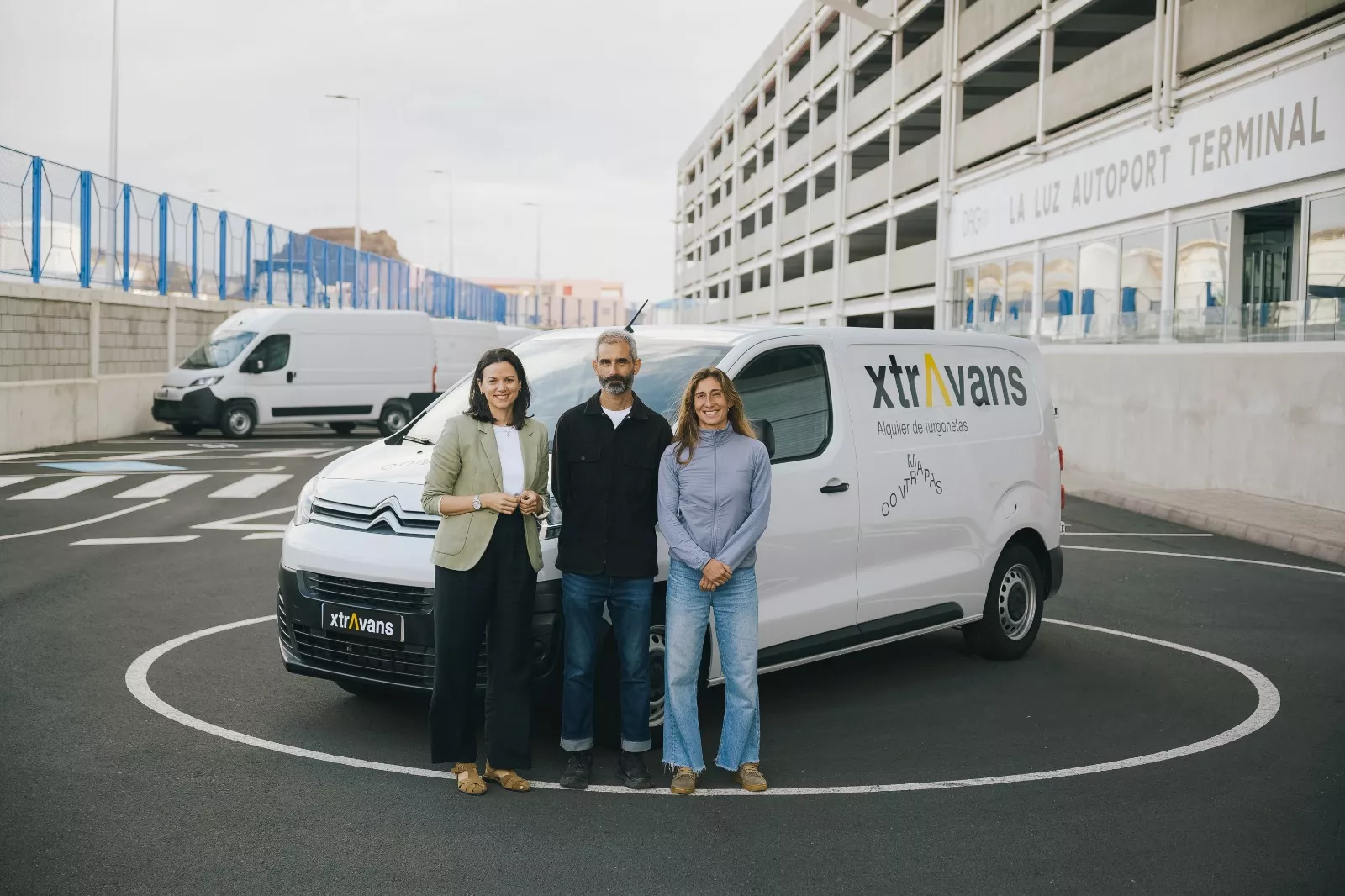 Xtravans impulsa la logística de Contramapas con una furgoneta para recorrer Canarias. / CEDIDA