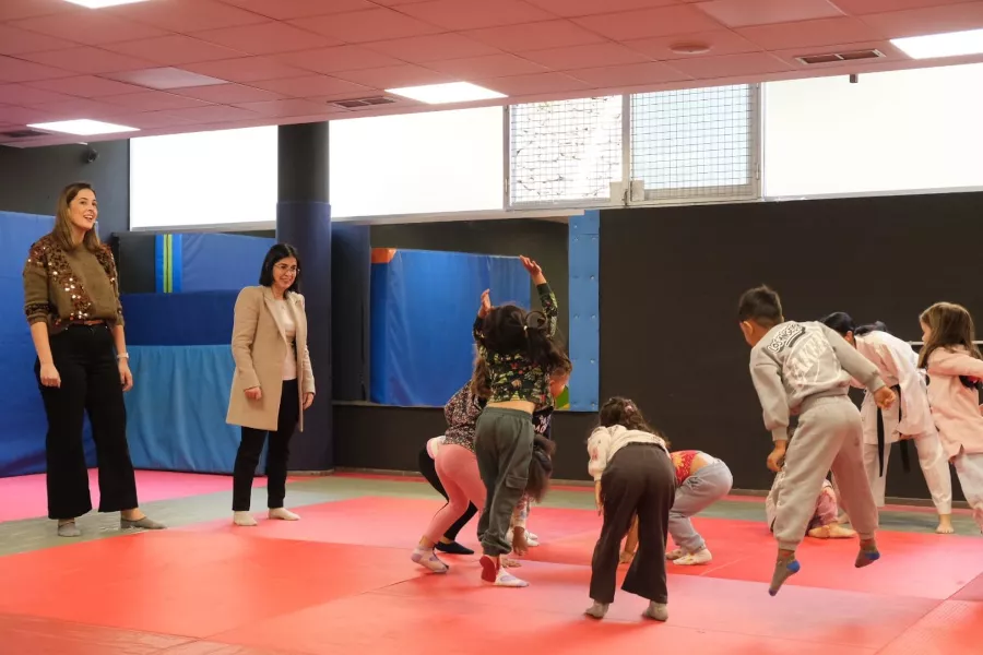 La alcaldesa, Carolina Darias, y la concejala de Deportes, Carla Campoamor, en uno de los campus deportivos que se organizan dentro del PADD. AH