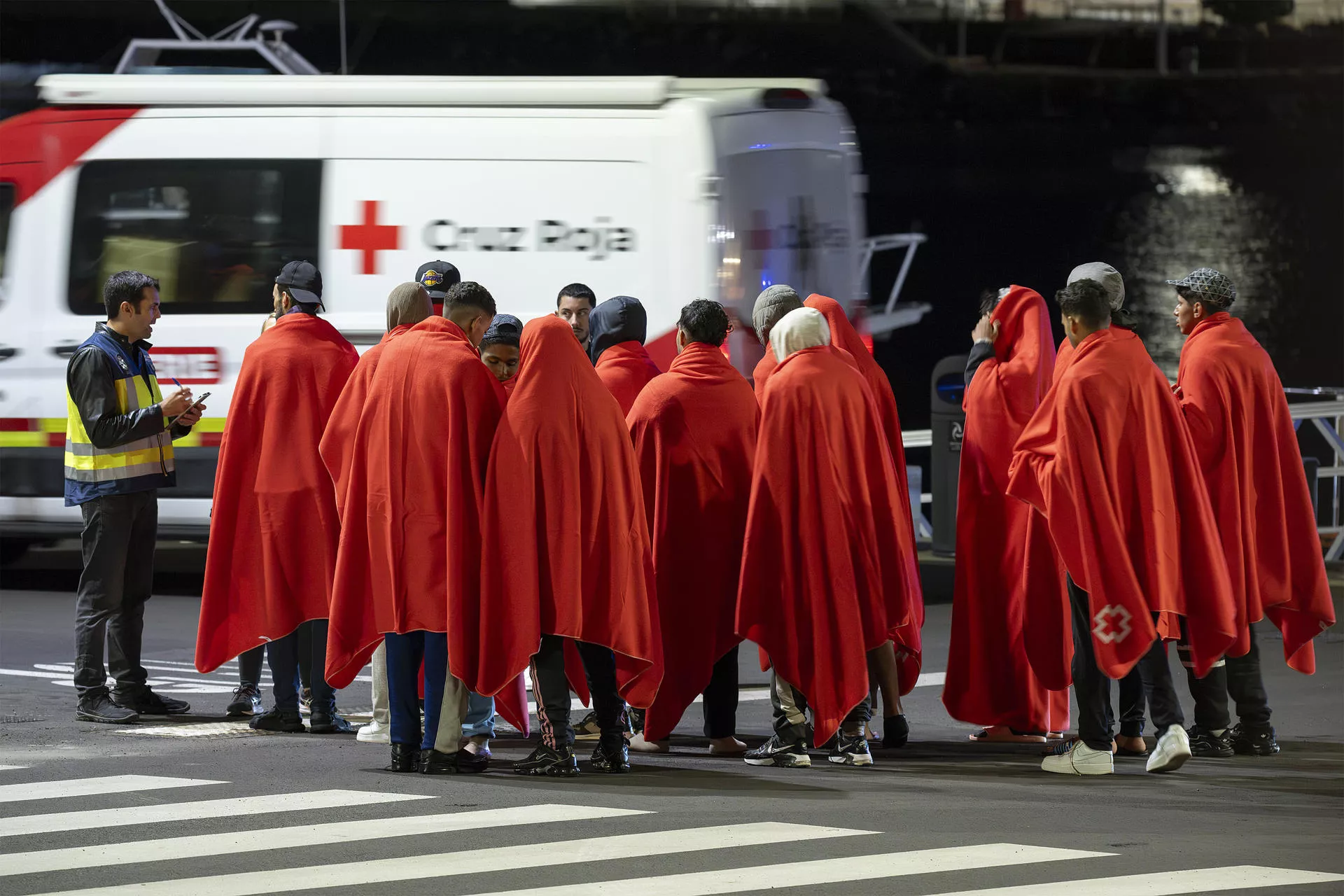 La Salvamar Al Nair ha rescatado este jueves a 55 inmigrantes de origen magrebí y subsahariano, todos varones, cuando navegaban en una embarcación a 30 kilómetros al este de Lanzarote. EFE/Adriel Perdomo