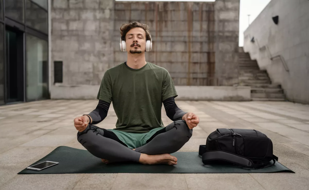 Imagen de una persona haciendo yoga / CANVA