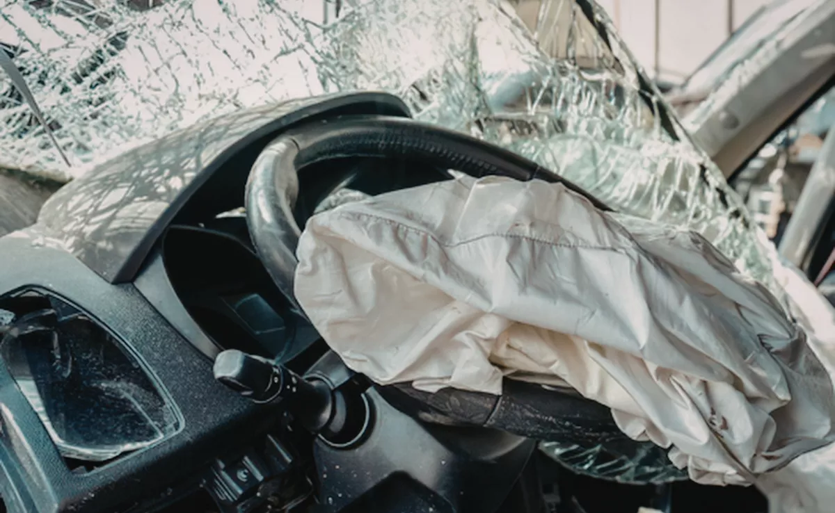 Imagen de un airbag tras un accidente / CANVA