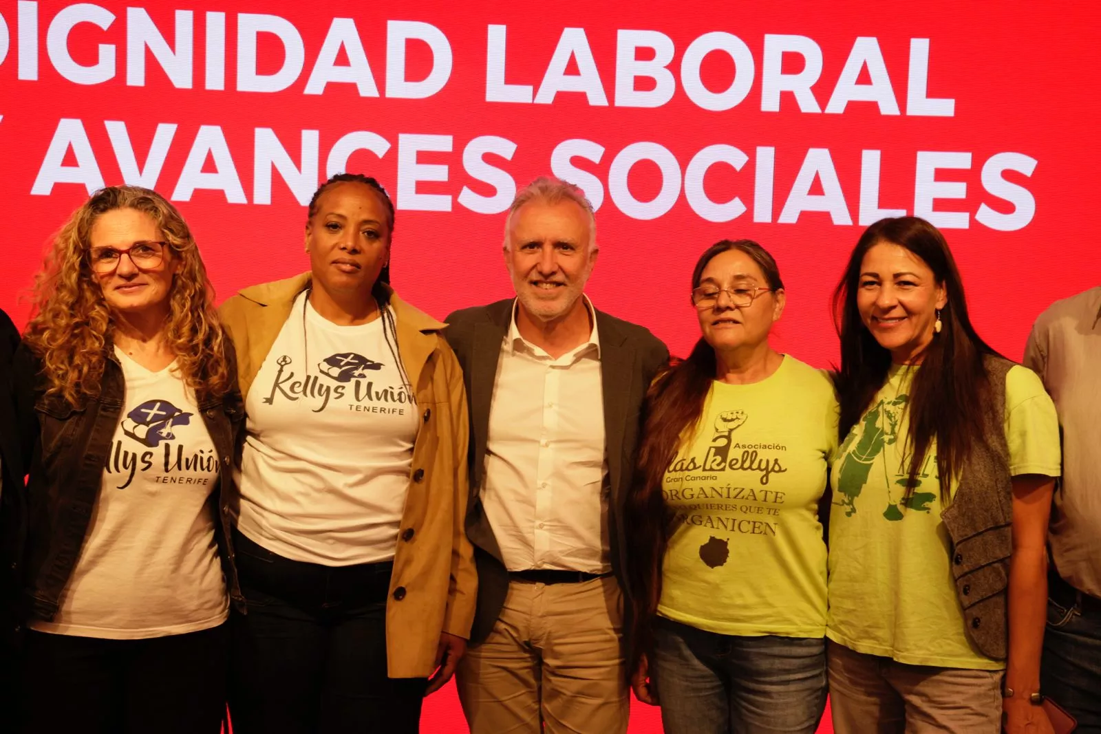 El ministro y secretario general del PSOE de Canarias, Ángel Víctor torres, durante su encuentro con las camareras de piso. AH